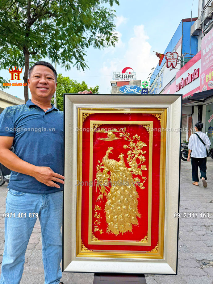 Tranh chim công hoa mai bằng đồng mạ vàng 24K là dòng tranh đồng cao cấp